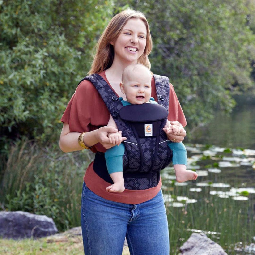 Ergobaby kantokoppa Omni Breeze Onyx Blooms Onyx Blooms