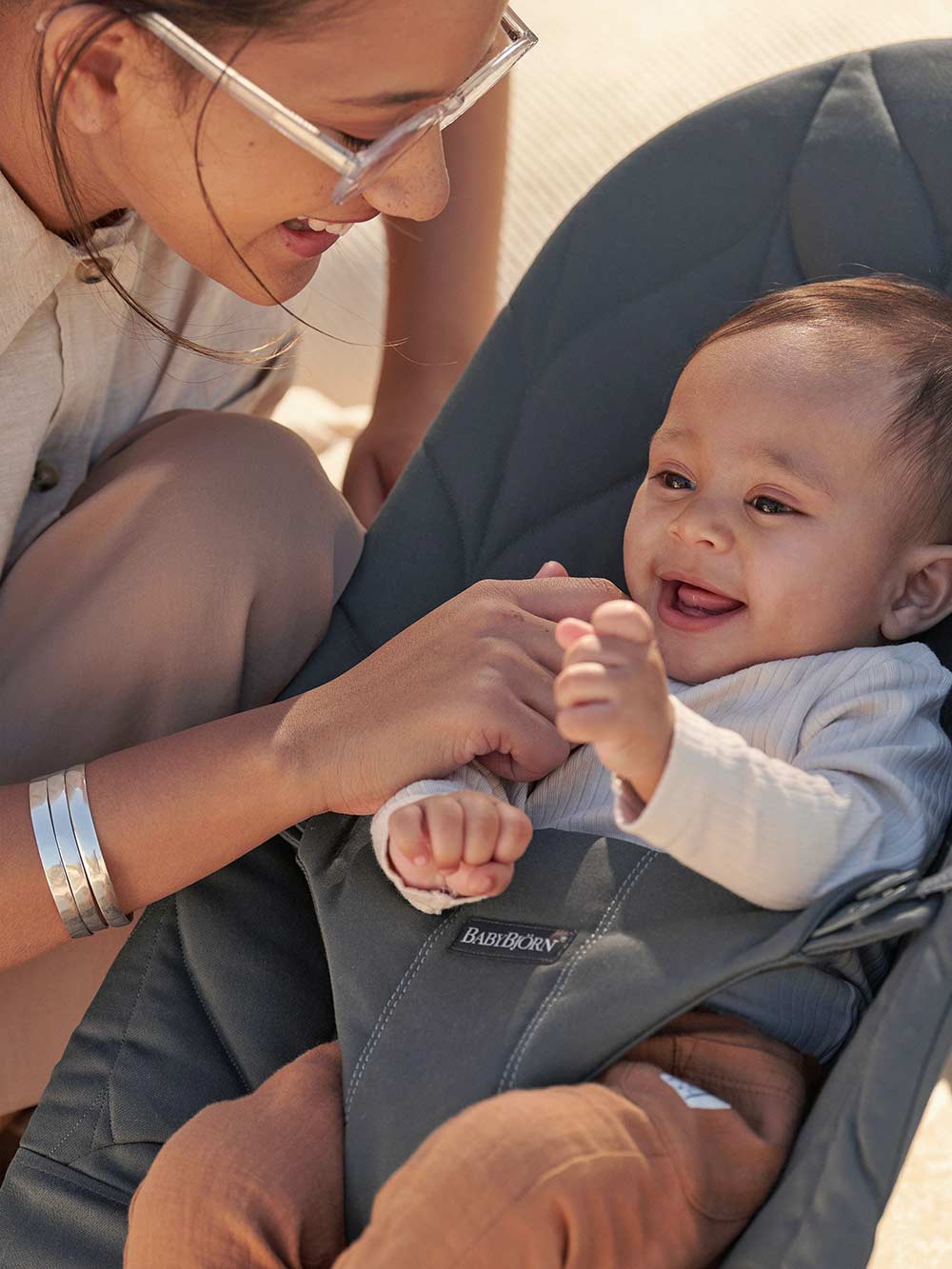 Babybjörn Babysitter Bliss Kudottu lehti kuvioitu Antrasiitti