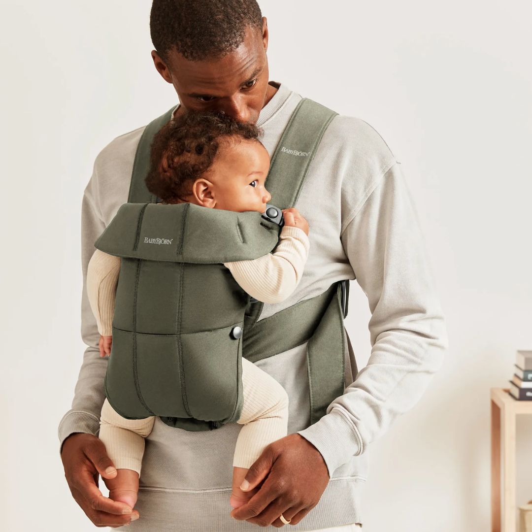 BabyBjörn Vauvan kantokoppa Mini Woven Tummanvihreä
