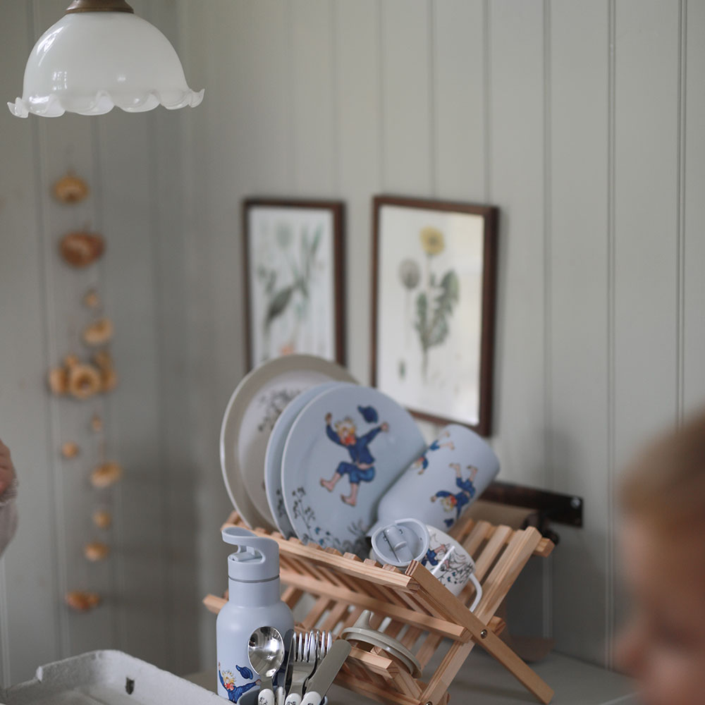 Right Start Emil in Lönneberga muki kahvalla sininen