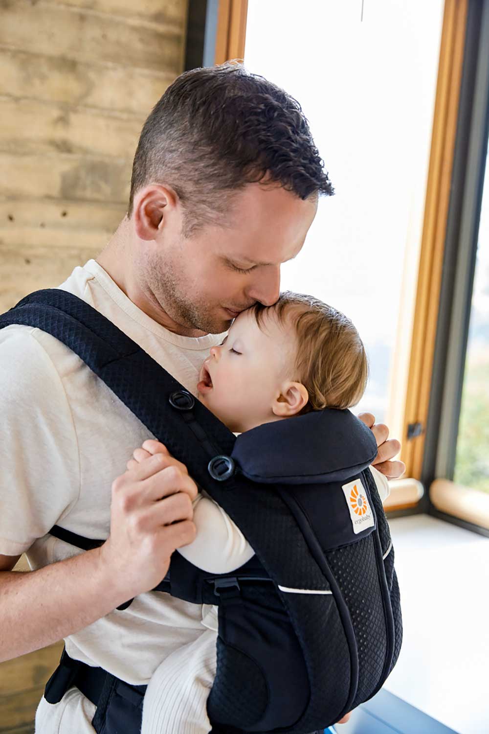 Ergobaby vauvan kantokoppa Omni Breeze Onyx Musta