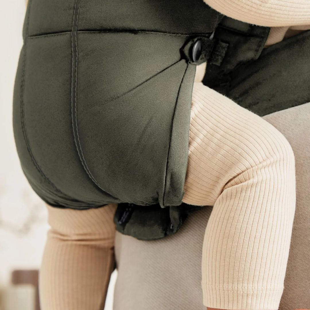 BabyBjörn Vauvan kantokoppa Mini Woven Tummanvihreä
